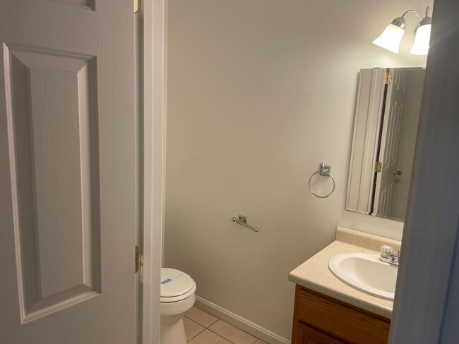 Building Photo - Newly Renovated Townhouse Style Condo For ...