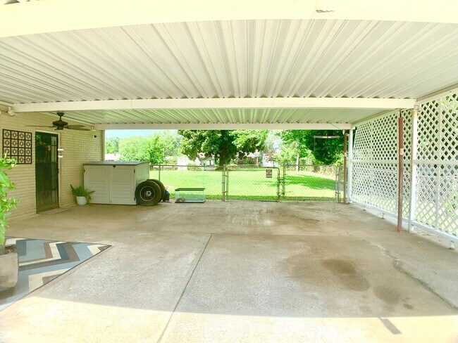 Building Photo - 313 Verdun Dr