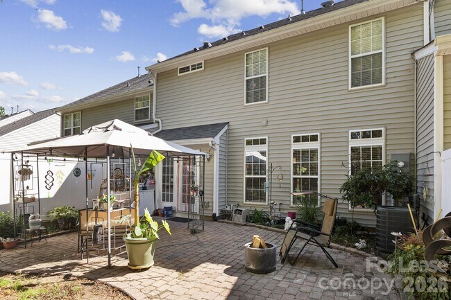 Building Photo - 6037 Queens Walk Ct