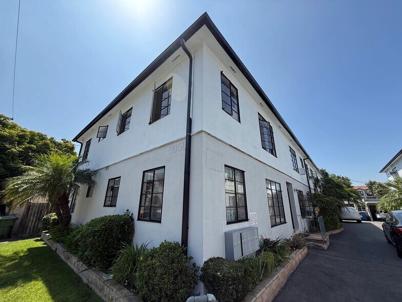 Building Photo - 6860 De Longpre Ave