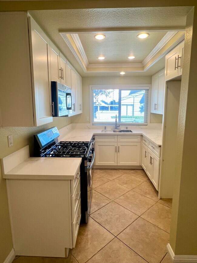 Building Photo - Charming 2 Bed 1.5 Bath Condo in Quiet and...