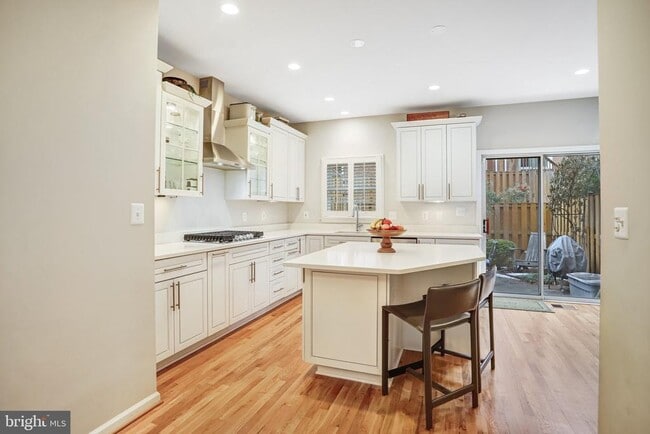 Building Photo - 1505 N Colonial Terrace