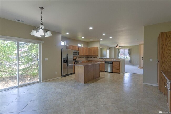 Building Photo - Large Lacey Four Bedroom, Corner Lot, Newl...