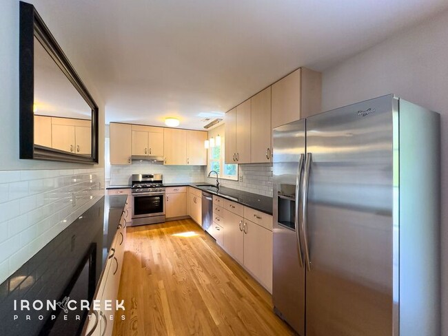 Building Photo - 12 Chateau Pl