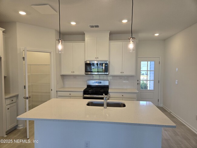 Building Photo - 203 Brandon Lks Dr