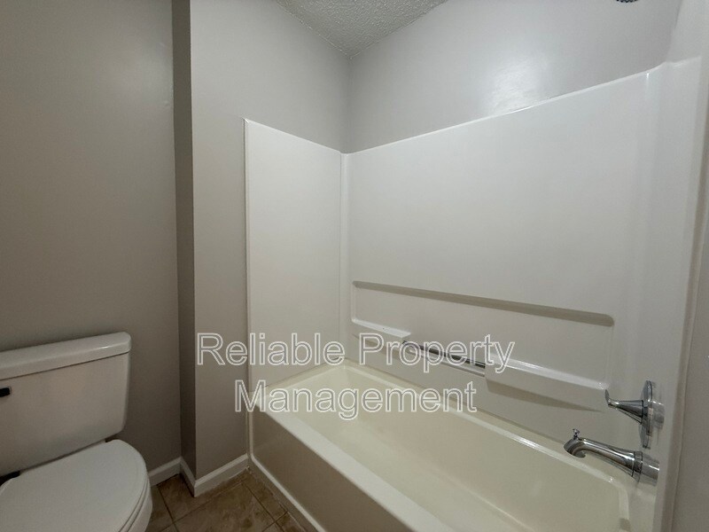 Building Photo - 284 Irvan St