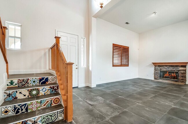 Building Photo - Modern 5 Bedroom in Paseo Del Sol