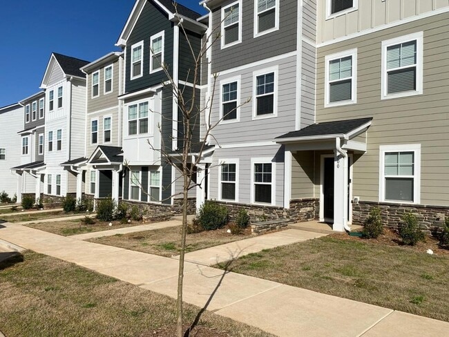 Building Photo - 702 Gimari Dr