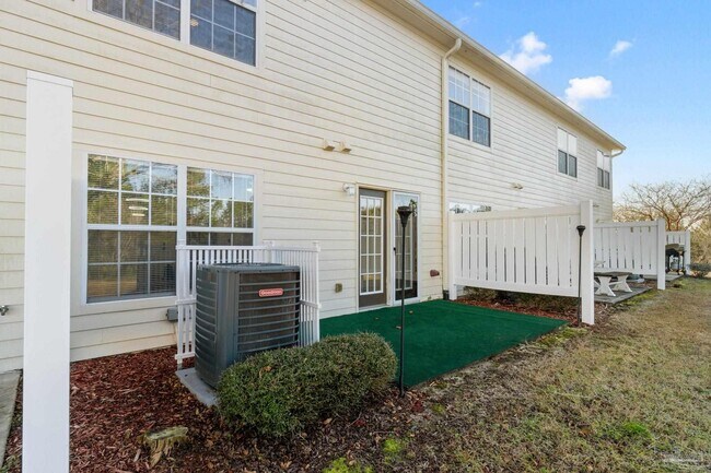 Building Photo - 707 Majestic Dr