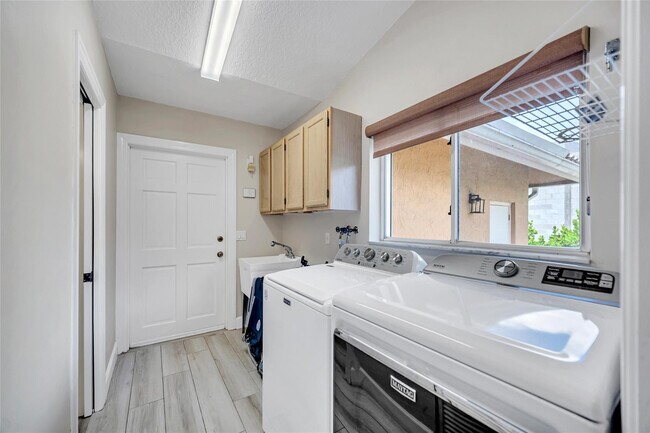 Building Photo - 1643 Seabreeze Blvd