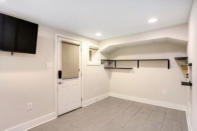Building Photo - 620 Farragut St NW
