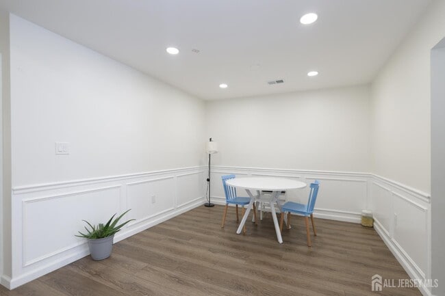 Building Photo - 42 Pennsbury Way