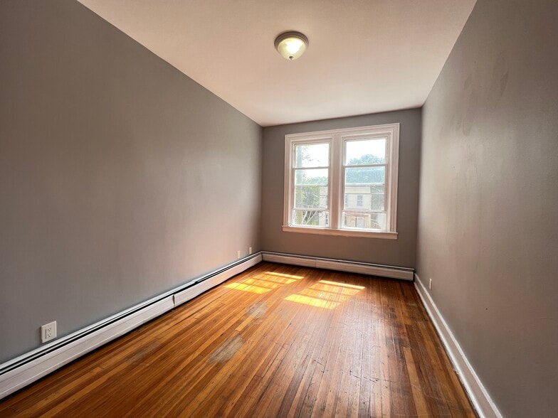 Building Photo - 68 Stegman St