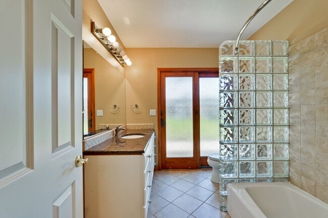 Building Photo - Excellent 3 Bedroom 2 Bath In A Great Neig...