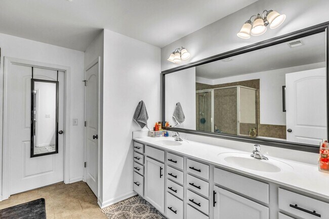 Building Photo - Stunning 4 Bed/2.5 Bath home in Creekside