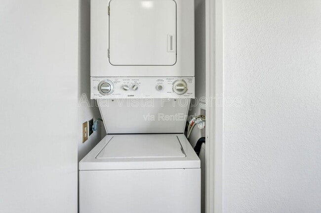 Building Photo - 8878 Regents Rd