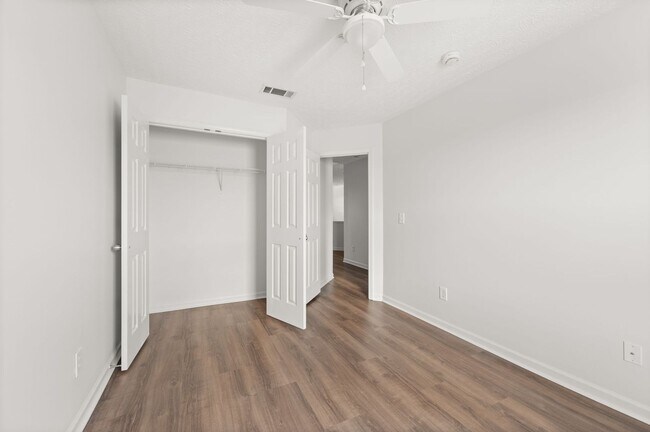 Building Photo - Stunning 3BR/2.5BA Updated Townhome in Pri...