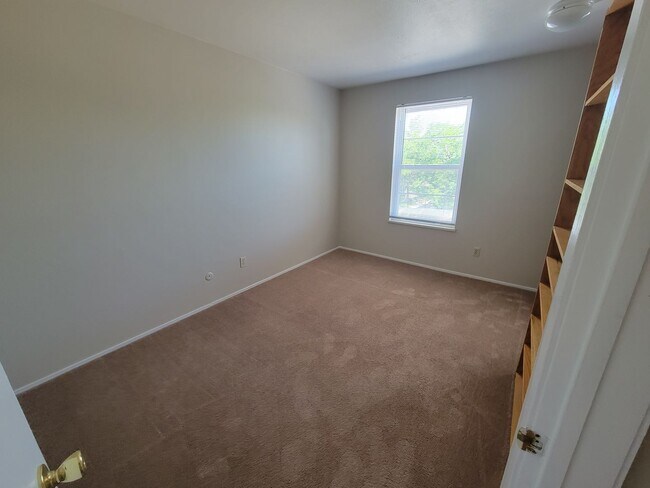 Building Photo - 2 Bedroom, 1 Bathroom Condo located in Max...