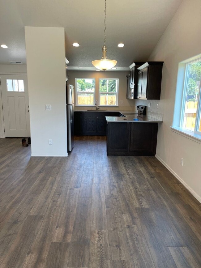 Building Photo - Newer 3 Bedroom, 2 Bathroom, 2 Car Garage,...