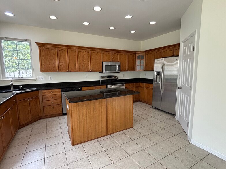 Building Photo - 15938 Wayland Dr