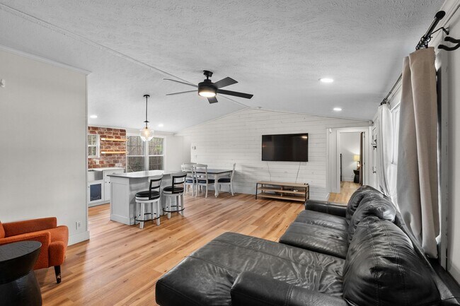 Building Photo - Ranch with 6 Acres!