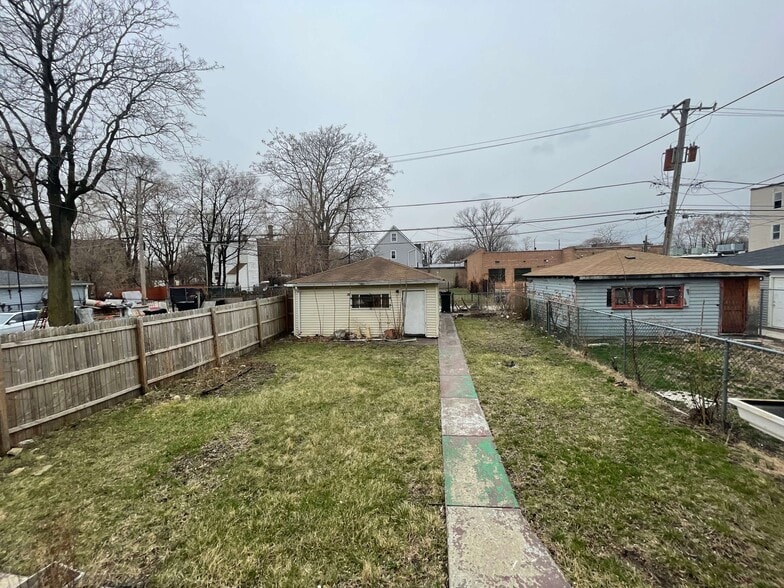 Building Photo - 7216 S Emerald Ave