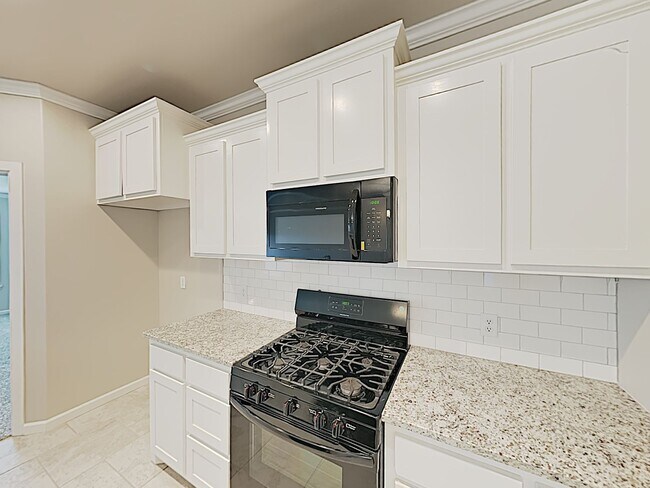 Building Photo - A Very Nice 4 Bedroom 2 Bath Home with 3 C...
