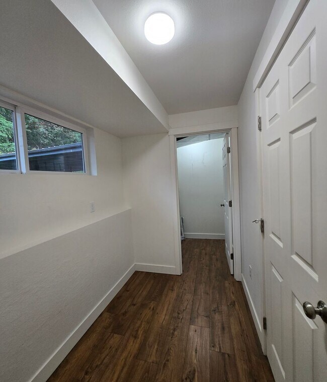 Building Photo - ***PENDING APPLICATION***4 Bedroom, 2 Bath...