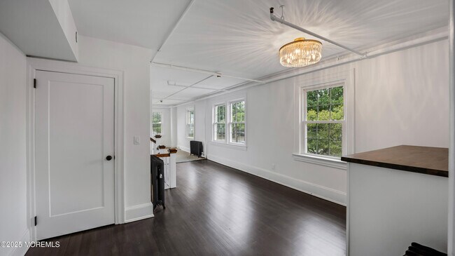 Building Photo - 87 Maple Ave