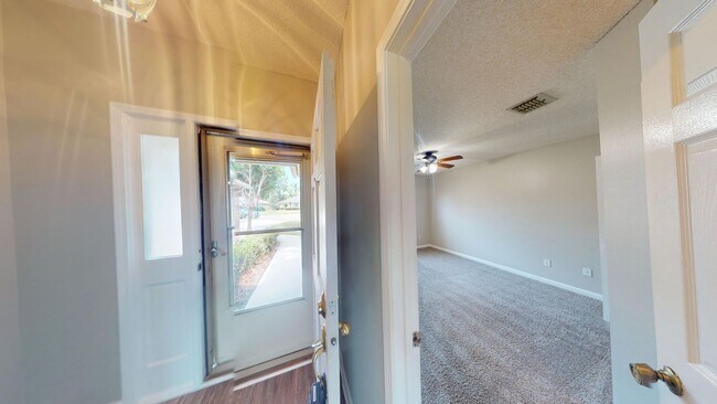 Building Photo - 3Bed/ 2Bath Home - Available Now!