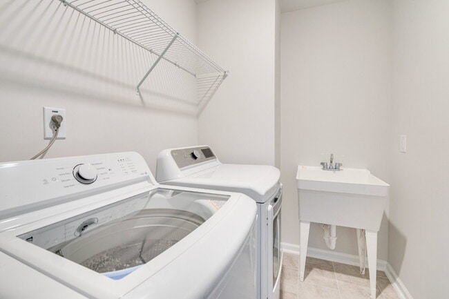 Building Photo - End-unit 3 bedroom townhome with Screened Porch!