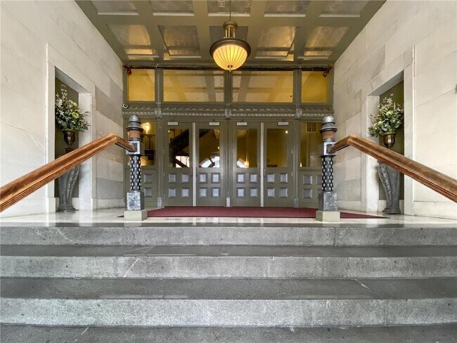 Building Photo - 300 Wall St