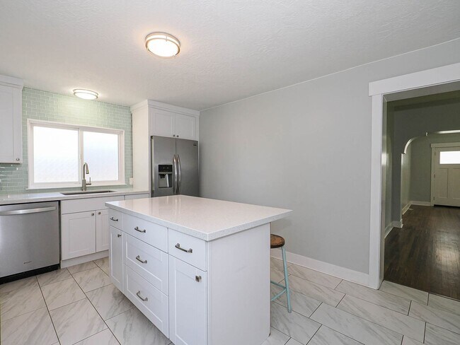 Building Photo - 2 Bedroom, 1 Bathroom American Fork Home