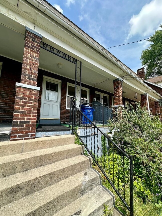 Building Photo - 929 Clarissa St