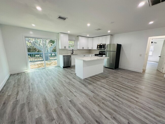 Building Photo - Charming 3 Bed, 2 Bath Oasis: Minutes from...