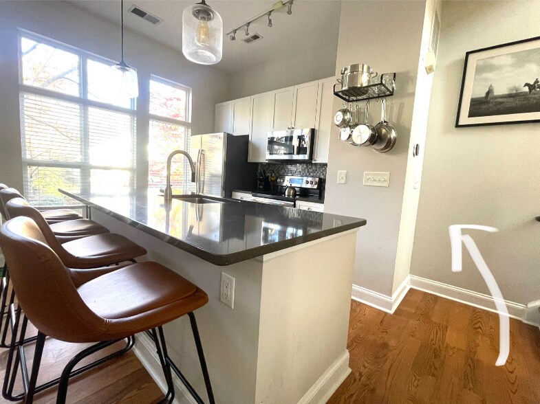 Building Photo - 914 Garden District Dr