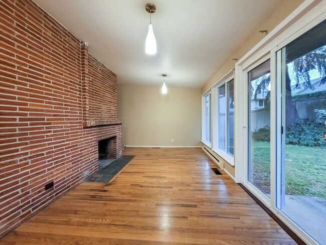 Building Photo - Cozy rambler with large outdoor space!!!