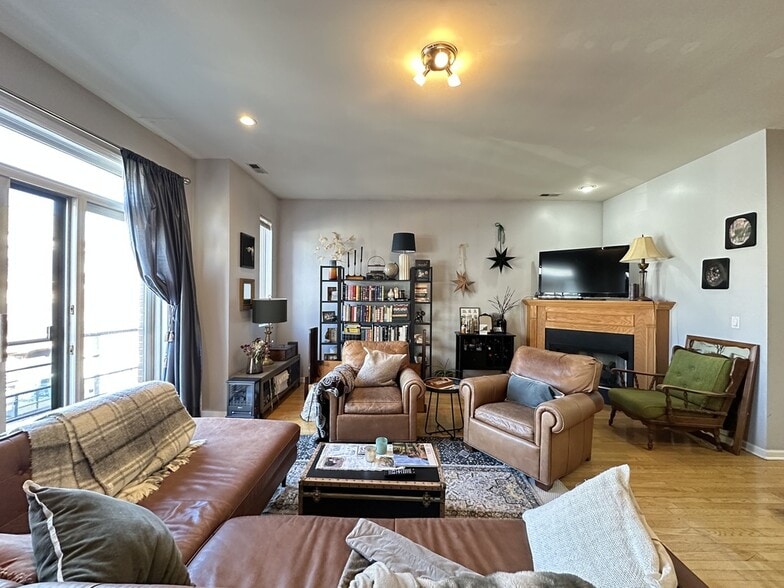 Building Photo - 1743 W North Ave