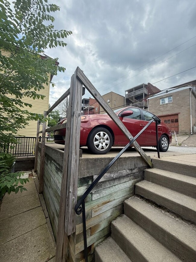 Building Photo - 2824 Clermont Ave