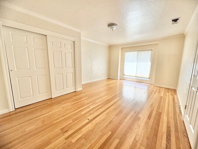 Building Photo - 548 W 4th Ave