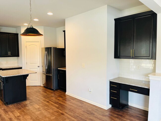 Building Photo - Wow! Check out this charming 3 bedroom 2.5 bathroom home in Newnan!