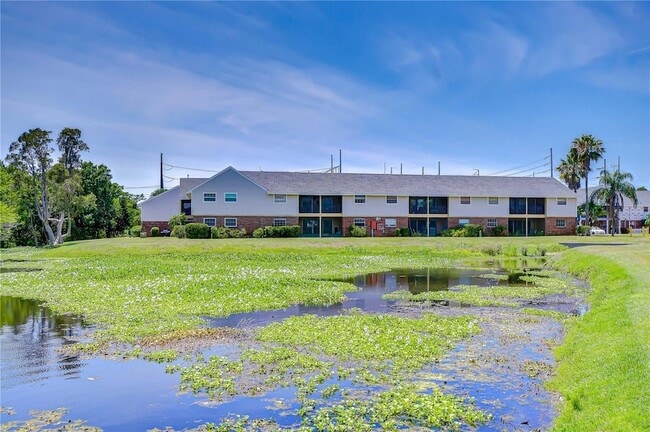 Building Photo - 200 Country Club Dr