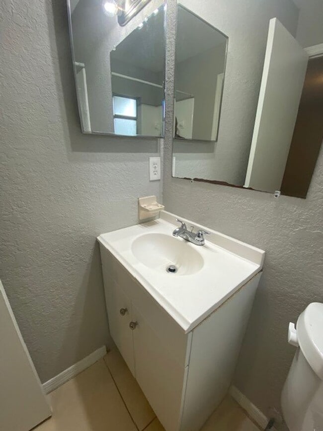 Building Photo - 2 Bedroom 2 Bath Duplex in Historic Downtown Orlando for RENT!