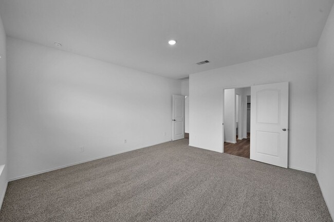 Building Photo - Never lived in 4 bed 3 bath with water views