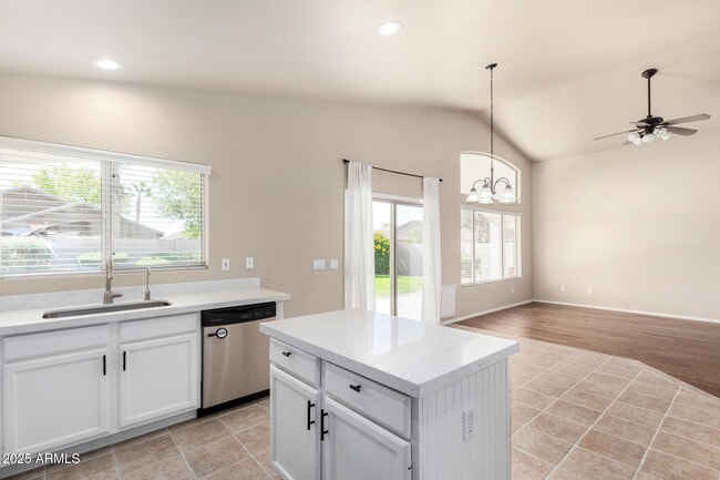 Building Photo - 2283 E Torrey Pines Pl