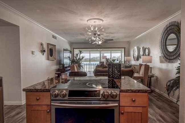 Building Photo - 865 S Gulfview Blvd