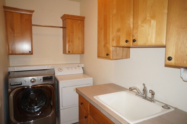 Building Photo - Spectacular NW Portland 4 bedroom with gue...