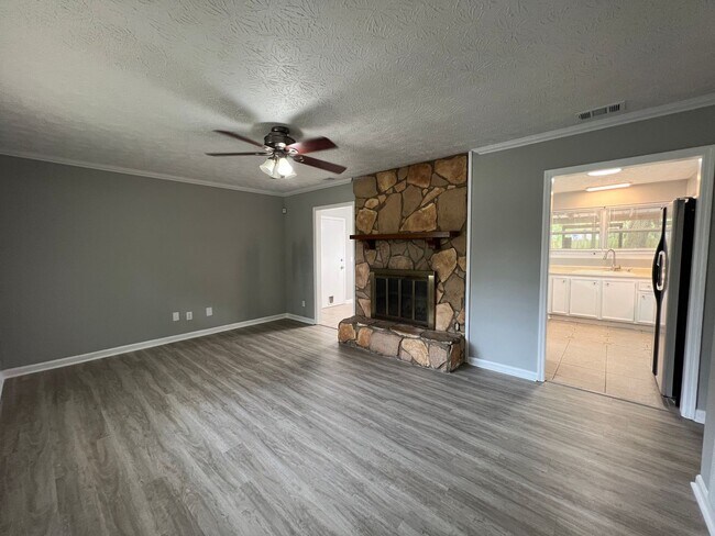Building Photo - 3 bedroom 2 bath home in Village Green