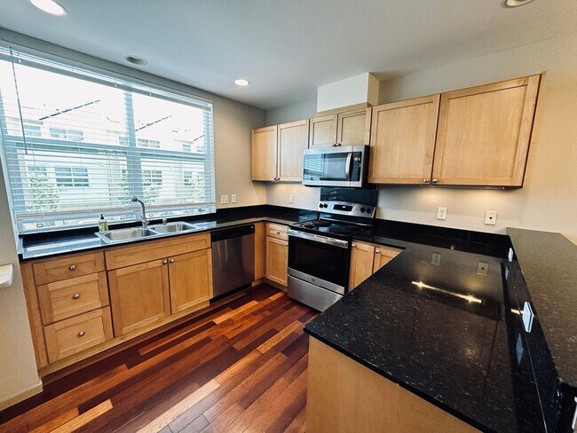 Building Photo - Shoreline - 2 Bedroom plus 1 den/ 2 Bath T...