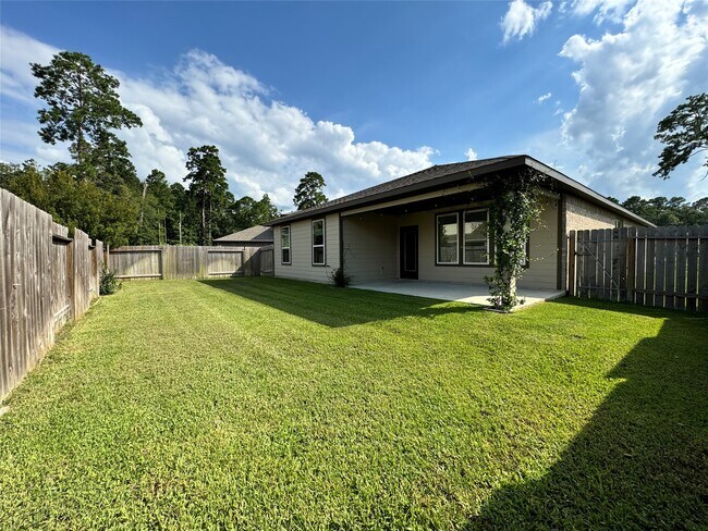 Building Photo - 14273 Lake Lodge Dr